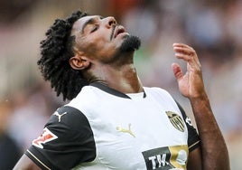 Thierry Rendall, durante un partido con el Valencia.