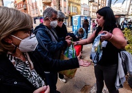 Una voluntaria ayuda a los afectados por la dana.