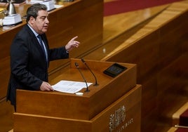 José María Llanos, en la tribuna de Les Corts.