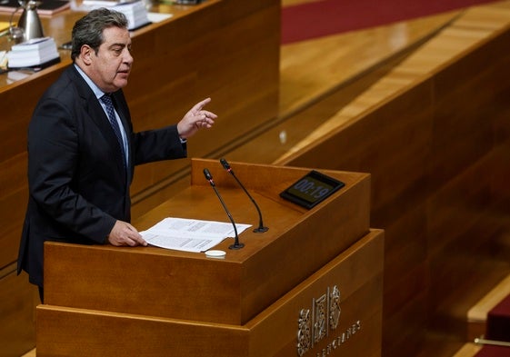 José María Llanos, en la tribuna de Les Corts.