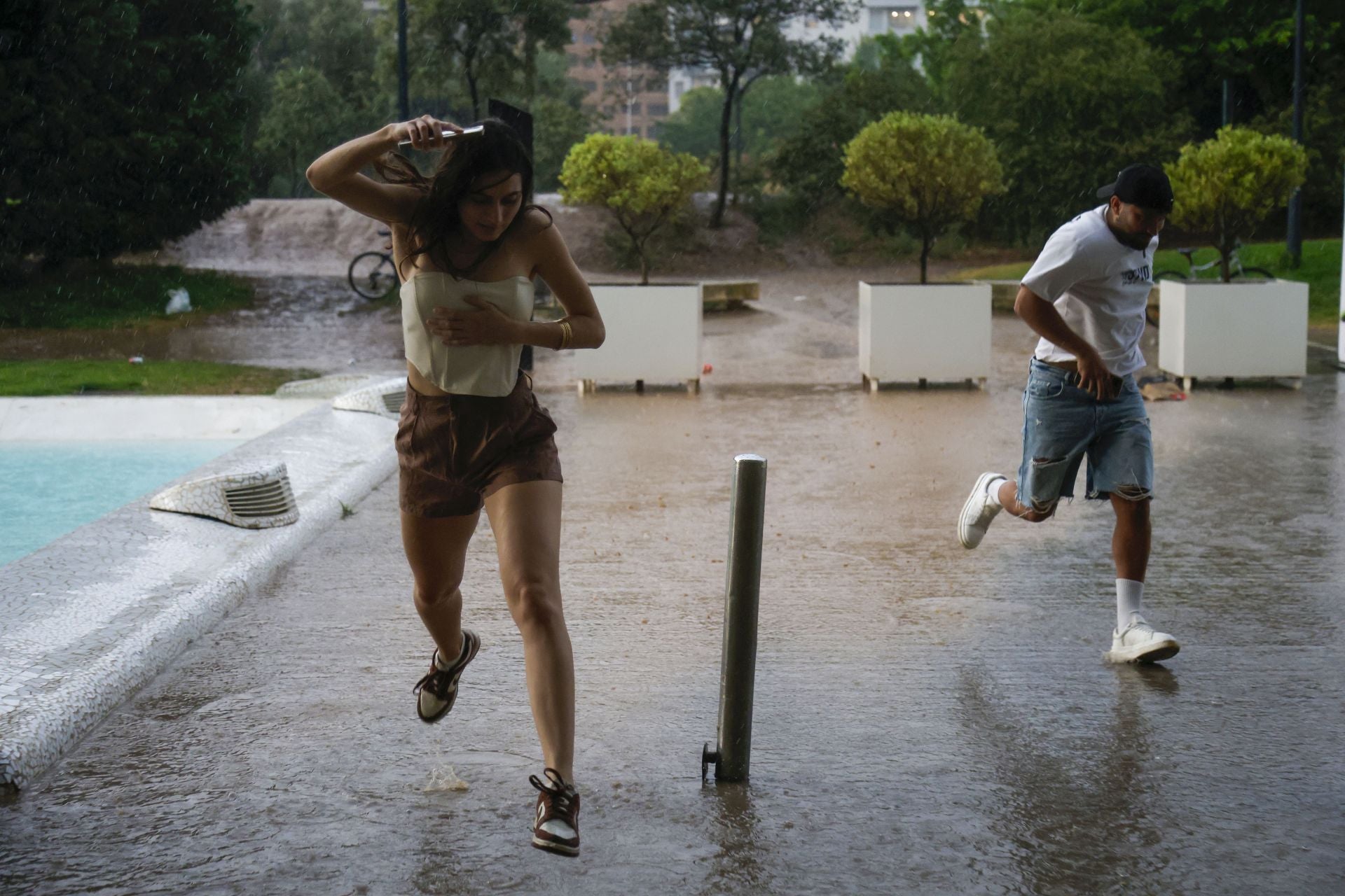 FOTOS | La lluvia obliga a suspender el concierto de Myke Towers en Valencia