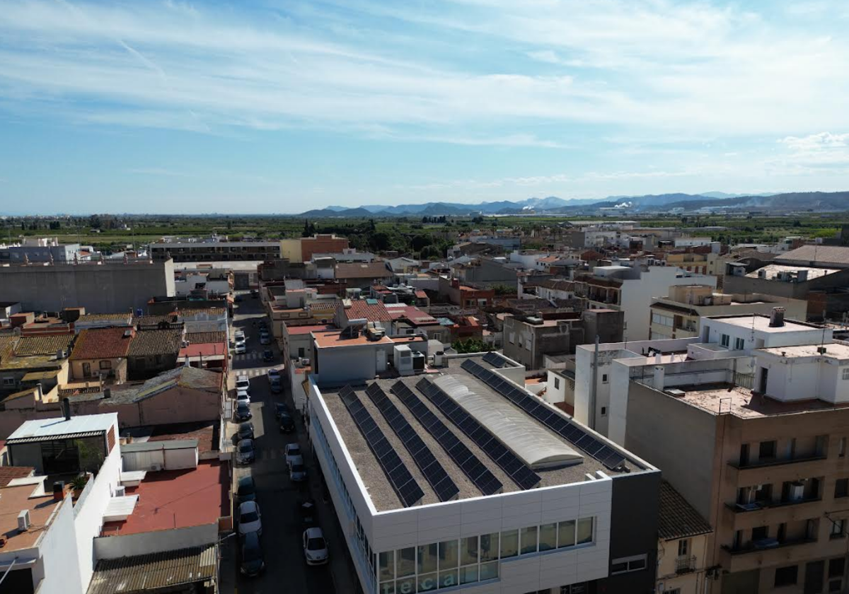 Moncofa culmina la instalación de placas fotovoltaicas en el colegio y la biblioteca, a través de fondos europeos | las provincias