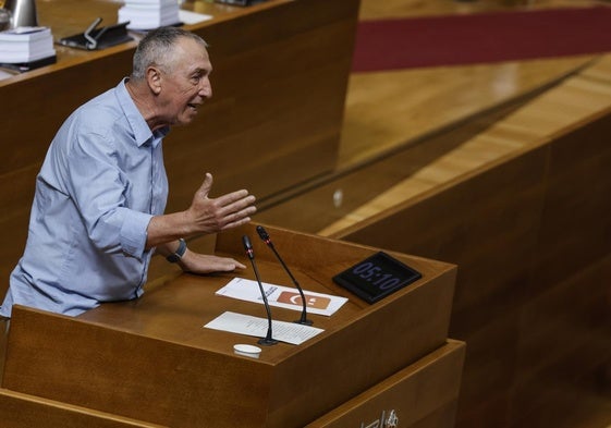 Joan Baldoví, en la tribuna de Les Corts.