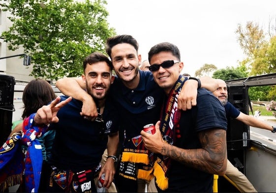 Pampín, a la izquierda, en la celebración del ascenso, junto a Elgezabal y Brugui.
