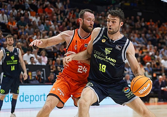 Matt Costello defendiendo a Mike Tobey.