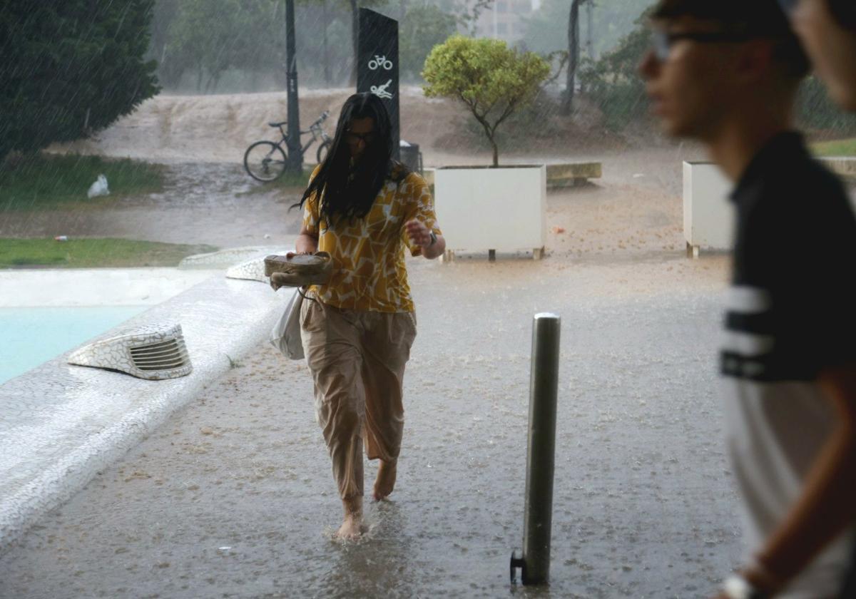 FOTOS | La lluvia obliga a suspender el concierto de Myke Towers en Valencia