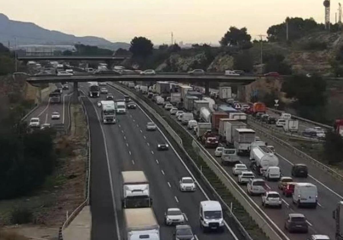 Vehículos parados en la A-7 con más de 22 kilómetros de atascos: consulta el estado del tráfico