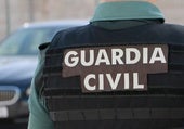 La Guardia Civil rescata a dos personas atrapadas en una caseta en llamas en Cullera
