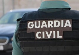 La Guardia Civil rescata a dos personas atrapadas en una caseta en llamas en Cullera