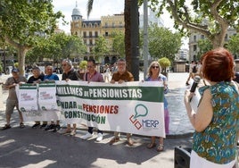 Concentración por las pensiones frente al Ayuntamiento de Valencia.