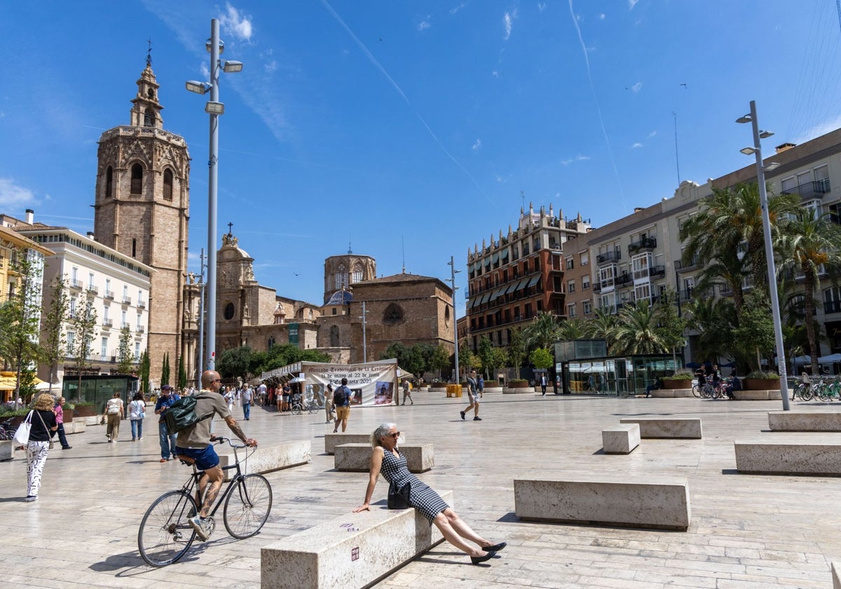 Sin toldos en la plaza de la Reina pese a los récords de calor