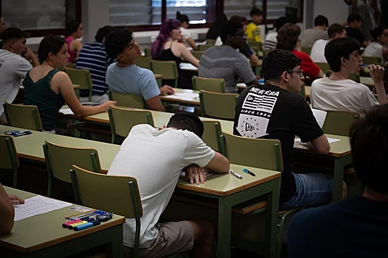 Un examen de la primera jornada de selectividad 2025 en Valencia.