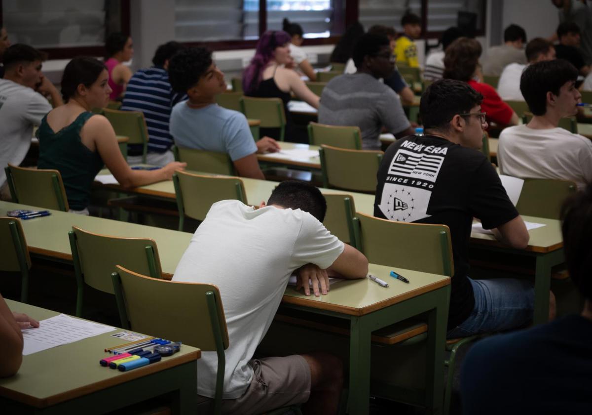 Un examen de la primera jornada de selectividad 2025 en Valencia.