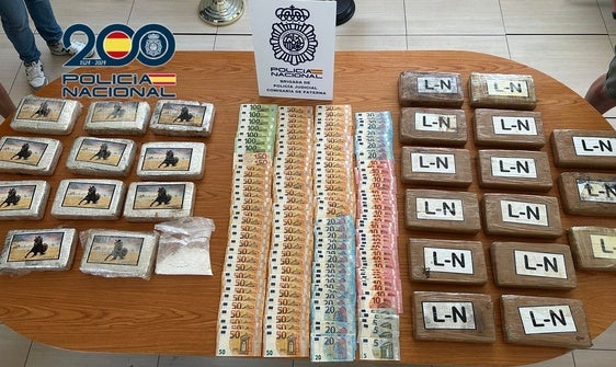 Parte del dinero y la droga requisados.