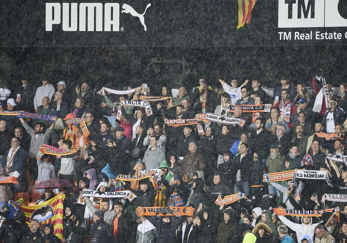 Aficionados del Valencia, en Mestalla.