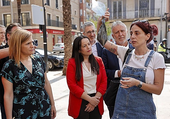 Vecinos de Catarroja increpan al gobierno por el mal funcionamiento de su alcantarillado.