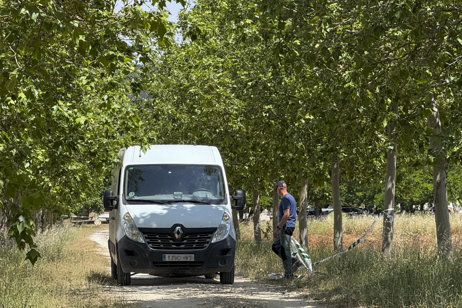 La Guardia Civil halla restos de sangre en el maletero del coche del dueño de la casa rural de Bocairent
