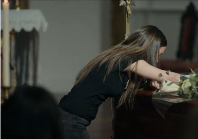 Ivana Baquero, en el papel de Maje, durante el funeral recreado en 'La viuda negra'.
