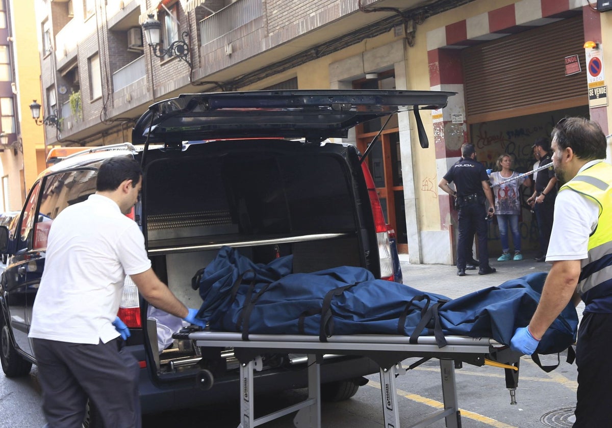 El levantamiento del cadáver, horas después del asesinato de Antonio, en la calle Calamocha de Valencia.