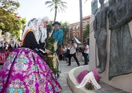 Homenaje a los Foguerers i Barraquers fallecidos, antes del Desfile del Pregón.