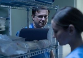 Salva (Tristán Ulloa) y Maje (Ivana Baquero) durante sus tonteos en el hospital, en 'La viuda negra' de Netflix.