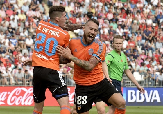 Otamendi, durante su etapa con el Valencia CF.