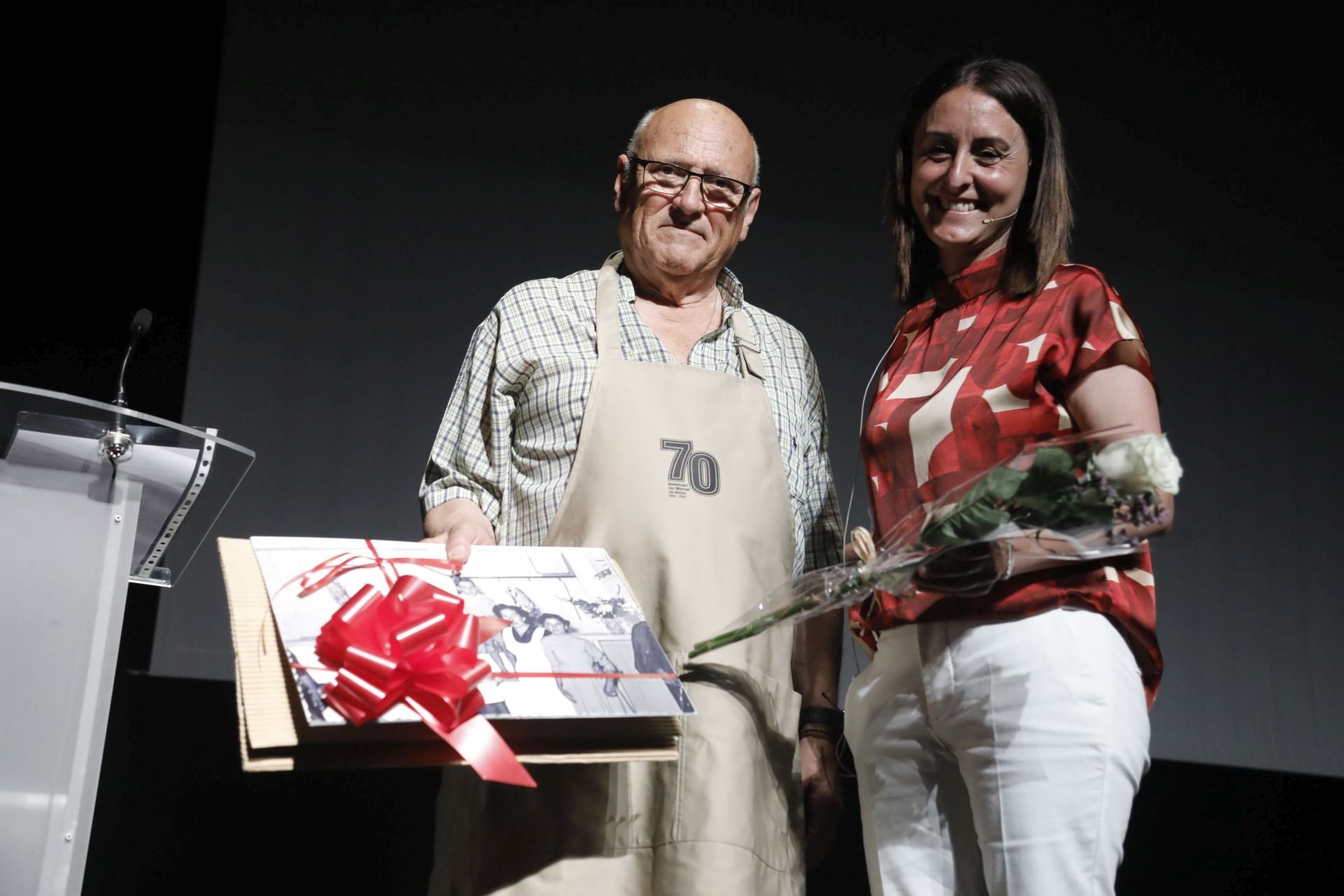 Juansa recibió un reconocimiento especial de manos de la edil María José García.
