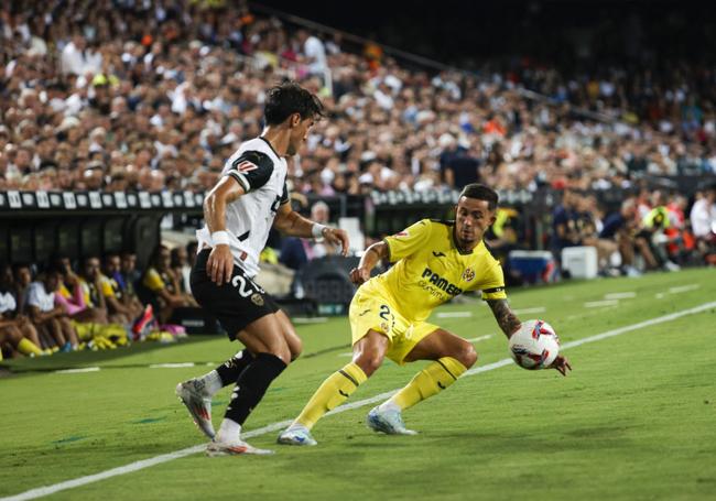 Jesús Vázquez y Yéremy Pino, durante un partido entre Valencia y Villarreal.