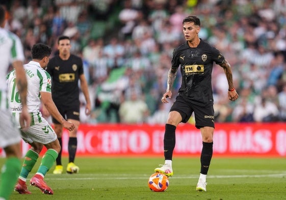Enzo Barrenechea, con el Valencia.