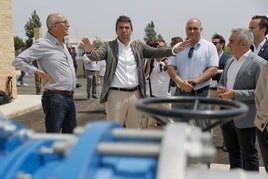 Mazón en la visita a la actuación de mejora del riego en Alzira.