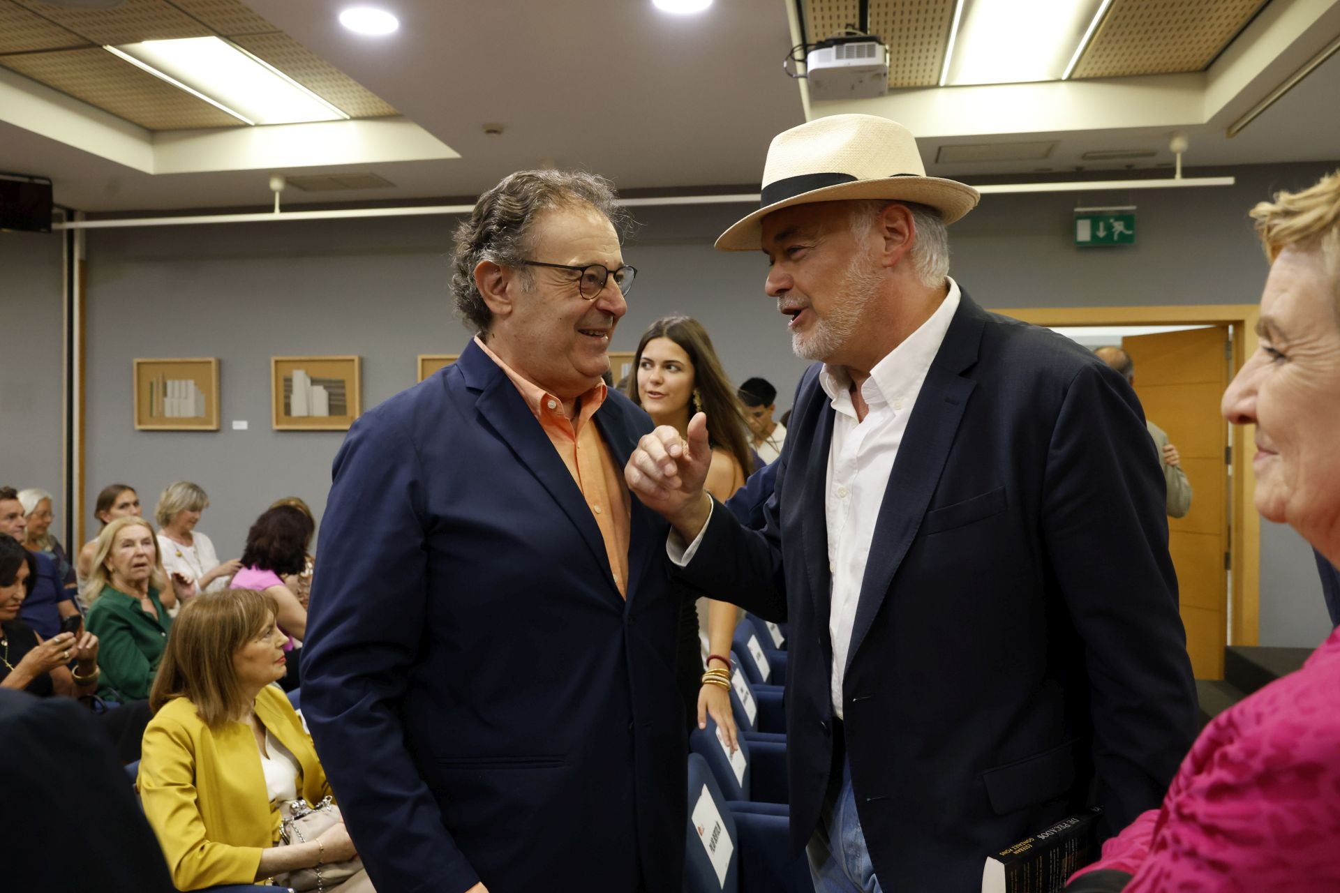 FOTOS | Esteban González Pons presenta su novela en Aula LAS PROVINCIAS
