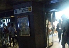 Pasajeros en la parada de Benimaclet tras el apagón.