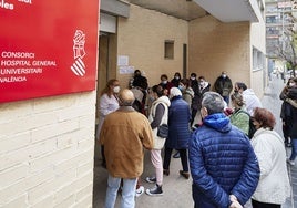 Pacientes en la puerta de un centro de salud en Valencia.