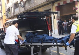 El levantamiento del cadáver, horas después del asesinato de Antonio, en la calle Calamocha de Valencia.