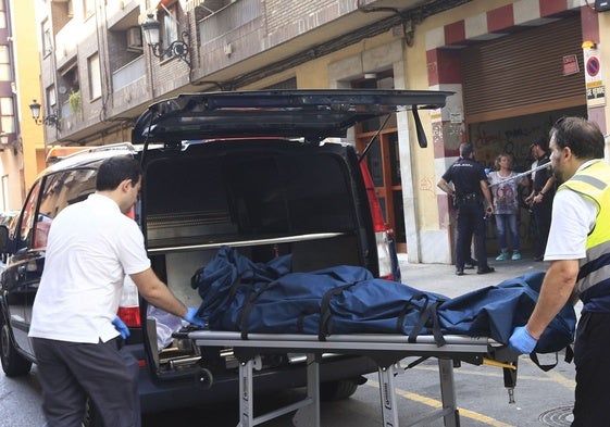 El levantamiento del cadáver, horas después del asesinato de Antonio, en la calle Calamocha de Valencia.