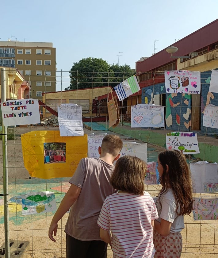 Imagen secundaria 2 - El último adiós de los alumnos de Massanassa a su colegio: «Lo que hemos vivido aquí es irrepetible»