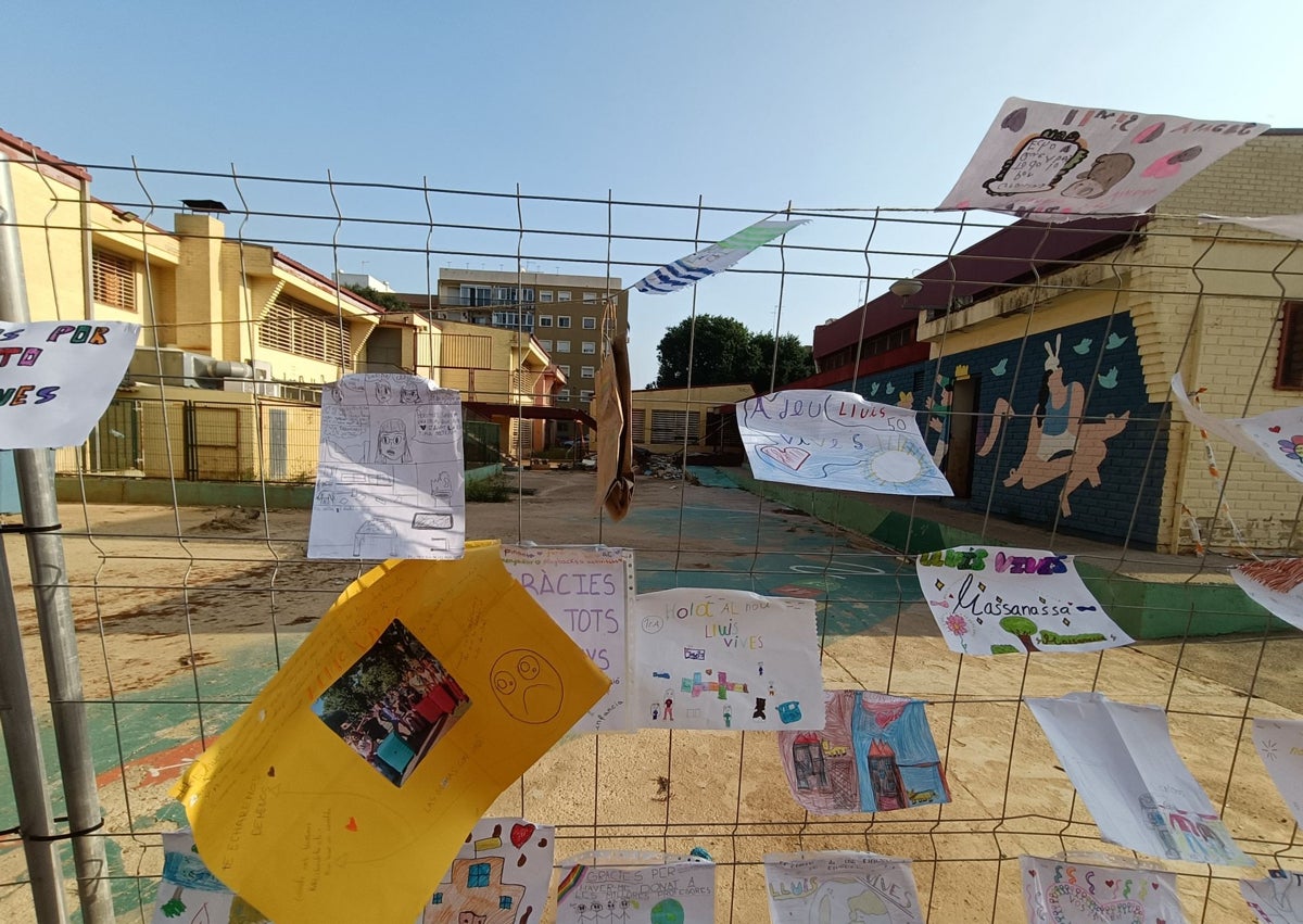 Imagen secundaria 1 - El último adiós de los alumnos de Massanassa a su colegio: «Lo que hemos vivido aquí es irrepetible»