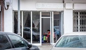 Una mujer, en el bajo okupado de Monteolivete en el que tuvo lugar la intervención de policías y bomberos.