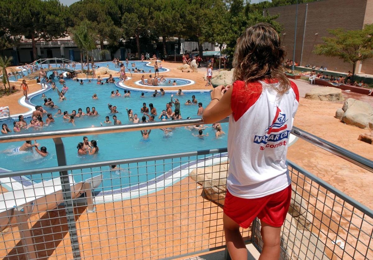 Una socorrista en una piscina, imagen de archivo.
