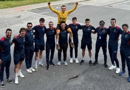 Pau Martí, en el centro, junto a sus compañeros de la selección española.