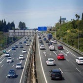 Coches circulando por una carretera.