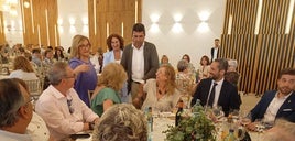 Mazón departe con algunas de las asistentes a la comida de las amas de casa en Alzira.