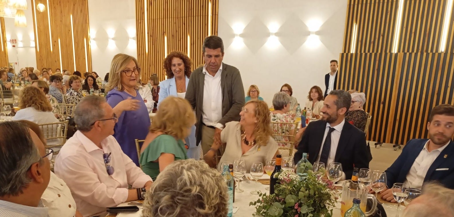 Mazón comparte comida con casi un millar de las amas de casa Tyrius