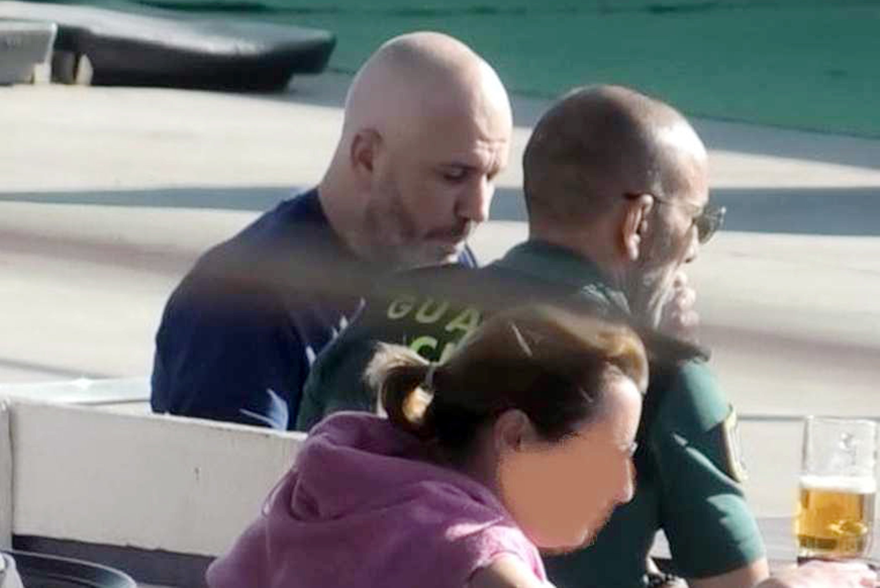 El exresponsable de la lucha antidroga del puerto de Valencia, de uniforme, durante una reunión con Guillermo T., el supuesto capo de la red.