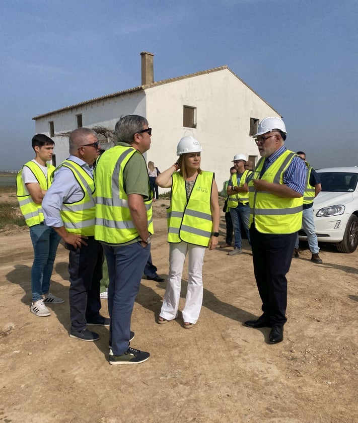 Imagen secundaria 2 - Visita de la delegada del Gobierno, Pilar Bernabé, a la zona en obras de Pinedo.