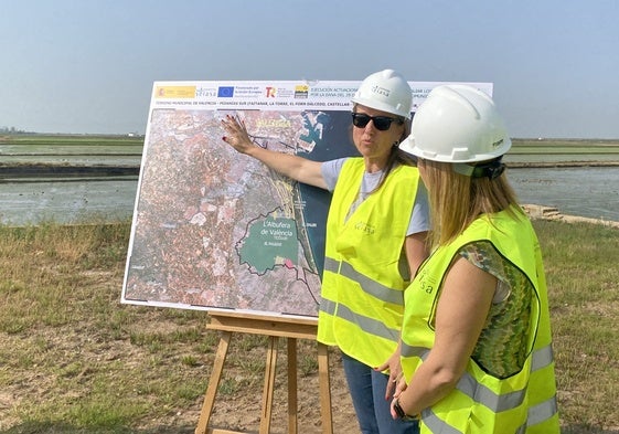 La delegada del Gobierno, Pilar Bernabé, en las obras de reparación de caminos rurales de las pedanías del sur.