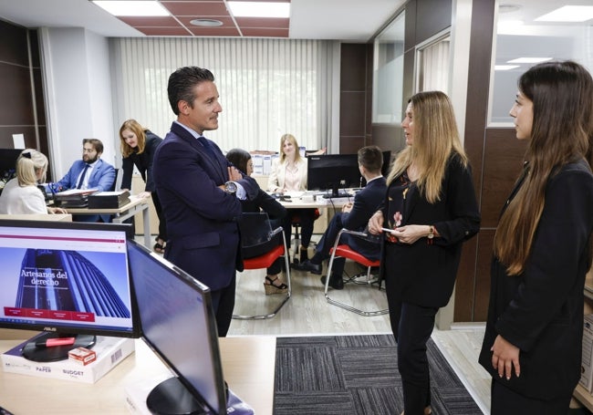 Miguel Ángel Molina, CEO de Tomarial, conversa con parte de su equipo.