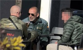 Jesús Fernández Bolaño, en el centro, con el uniforme de guardia civil, reunido con el presunto capo de la red en una foto tomada por los investigadores.