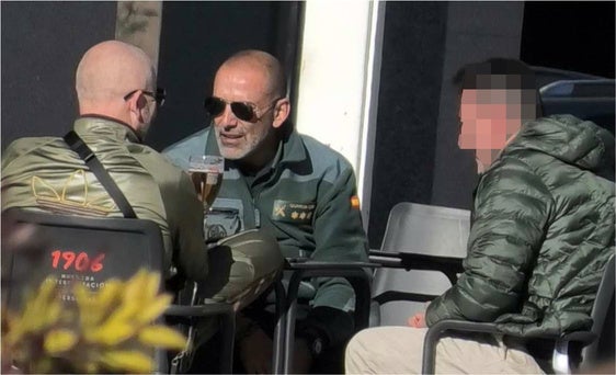 Jesús Fernández Bolaño, en el centro, con el uniforme de guardia civil, reunido con el presunto capo de la red en una foto tomada por los investigadores.