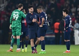 Carlos Soler saluda a Mbappé en su etapa en el PSG.